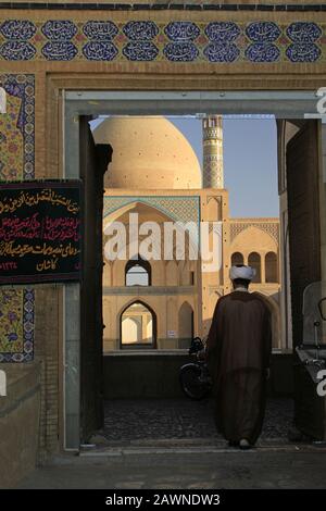 Plan vertical d'une personne se tenant dans la mosquée Agha Bozorg à Kashan, en Iran Banque D'Images