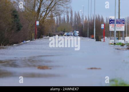 Barnsdale Road à Castleford, a été inondé après que la tempête Ciara a apporté de fortes pluies au Royaume-Uni, provoquant des inondations éclair dans de nombreuses régions du pays. Banque D'Images