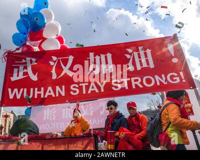 New York, États-Unis. 9 février 2020. Un message à l'appui de Wuhan, la ville d'origine de l'épidémie actuelle de coronavirus, est affiché lors du défilé du nouvel an chinois à Chinatown. Crédit: Enrique Shore/Alay Live News Banque D'Images