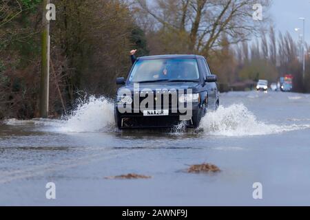 Barnsdale Road à Castleford, a été inondé après que la tempête Ciara a apporté de fortes pluies au Royaume-Uni, provoquant des inondations éclair dans de nombreuses régions du pays. Banque D'Images