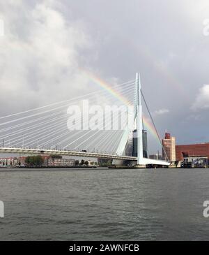 Arc-en-ciel sur le Wereldmuseum et d'autres bâtiments dans la ville de Rotterdam, pays-Bas Banque D'Images