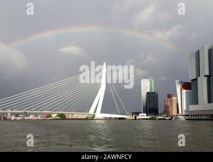 Arc-en-ciel sur le Wereldmuseum et d'autres bâtiments dans la ville de Rotterdam, pays-Bas Banque D'Images