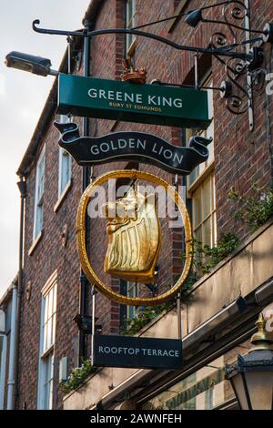 Le signe du pub Golden Lion, un pub Greene King dans le centre-ville de York. Banque D'Images