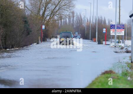 Barnsdale Road à Castleford, a été inondé après que la tempête Ciara a apporté de fortes pluies au Royaume-Uni, provoquant des inondations éclair dans de nombreuses régions du pays. Banque D'Images