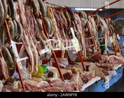 Les bouchers vendent différents types de viande crue Banque D'Images