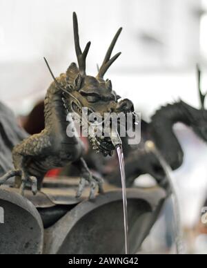 Fontaine en pierre en forme de dragon au Japon Banque D'Images