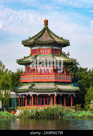 Vue Sur La Mer Bâtiment De Pagode, Lac Impérial Houhai, District De Xi Cheng Hutong, Beijing, Chine, Asie Banque D'Images