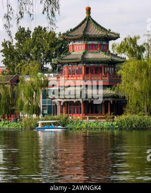 Vue Sur La Mer Bâtiment De Pagode, Lac Impérial Houhai, District De Xi Cheng Hutong, Beijing, Chine, Asie Banque D'Images