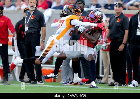 Houston, Texas, États-Unis. 5 janvier 2020. Sammie Coates (10), grand récepteur de Houston Roughnecks, a une réception de laissez-passer divisée par LA Wildcats Corner back Harlan Miller (27) pendant le match de saison régulière XFL au stade TDECU à Houston, Texas, le 8 février 2020. Crédit: Erik Williams/Zuma Wire/Alay Live News Banque D'Images