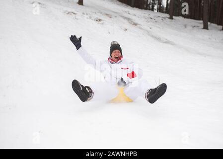 Une femme adulte se déplace sur des traîneaux à glace de la montagne. Émotionnellement.plaisir d'hiver. Banque D'Images