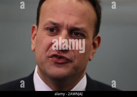 Taoiseach Leo Varadkar au Centre communautaire de Phibblestown à Dublin, alors que le comptage se poursuit dans le compte des élections générales d'Irlande de 2020 pour la circonscription de Dublin-Ouest. Photo PA. Photo PA. Date De L'Image : Dimanche 9 Février 2020. Voir l'histoire de PA élection IRLANDAISE. Crédit photo devrait lire: Liam McBurney/PA Wire Banque D'Images