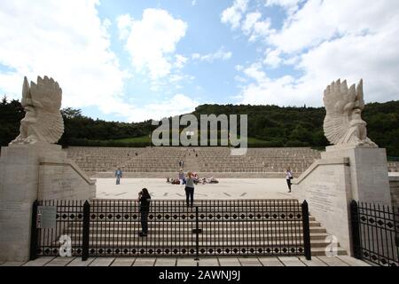 Cassino, Italie - 18 mai 2011: Le cimetière militaire de guerre polonais à Montecassino avec les touristes Banque D'Images