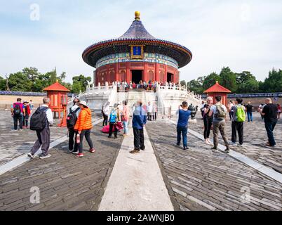 Touristes au coffre-fort impérial du ciel, complexe du Temple du ciel, Beijing, Chine, Asie Banque D'Images