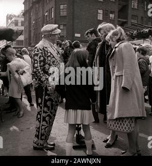 Un Roi-petit collectant de l'argent pour les enfants spastiques au marché de Petticoat Lane dans l'est de Londres Banque D'Images