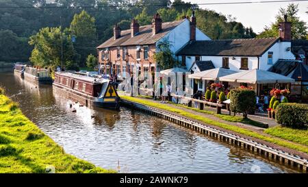 Des bateaux à Narrowboats amarrés à l'extérieur d'un pub sur le canal Caldon près de Stoke on Trent, Royaume-Uni Banque D'Images