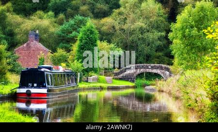 Le bateau à Narrowboat amarré par l'aqueduc sur le canal de Caldon près de Stoke on Trent, Royaume-Uni Banque D'Images