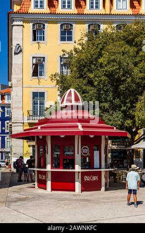 Vue sur le kiosque traditionnel portugais situé au Cais de Sodre à Lisbonne, Portugal Banque D'Images