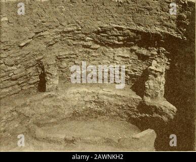 Collections diverses Smithsonian . Fig. 92.—vue intérieure de la kiva de Pipe Shrine House, en regardant vers le nord, montrant le sanctuaire où des tuyaux ont été trouvés sur le sol. La ruine de la maison De Vue Lointaine est loin. (Photographe par Geo. L. faisceau. Avec la permission de Denver et Rio Grande ^^&gt;stern Railroad.) NO. 5 SMITHSONIAN EXPLORATIONS, ig22 95 hommage air frais; mais à la place de ces un segment du sol a été séparé du reste par une arête basse incurvée d'argile. Thisarea était une cheminée, comme indiqué par la grande quantité de cendres et de bois brûlé qu'elle contenait, et beaucoup d'artefacts mélangés avec les ashesmontré qu'il s Banque D'Images