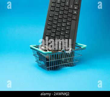 clavier et souris d'ordinateur dans le chariot d'épicerie Banque D'Images