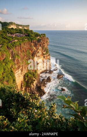 Vue imprenable sur une falaise et un océan escarpés et spectaculaires à Uluwatu à Bali, Indonésie. Banque D'Images