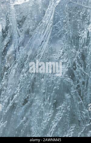 Photo abstraite du gros plan des bulles d'air surgelées dans la glace en hiver. Banque D'Images