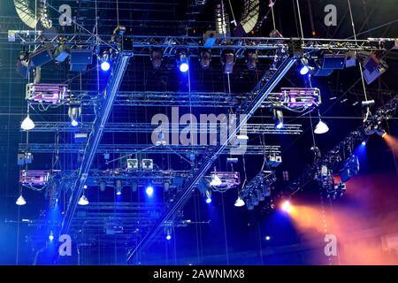 Construction de scènes avec des fermes, des haut-parleurs et un éclairage de scène Banque D'Images