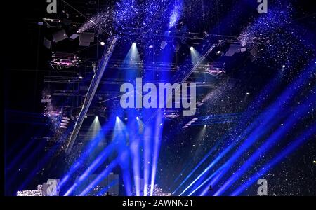 Construction de scènes avec des fermes, des haut-parleurs et un éclairage de scène Banque D'Images