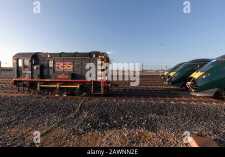 RSS class 08 shunter 08484 Capitaine Nathaniel Darrell à l'usine de montage Hitachi de Newton Aycliffe avec de nouveaux trains IEP de classe 800 Banque D'Images