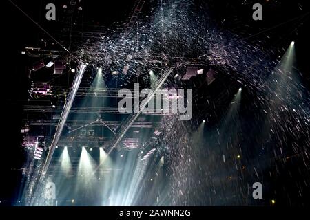 Construction de scènes avec des fermes, des haut-parleurs et un éclairage de scène Banque D'Images