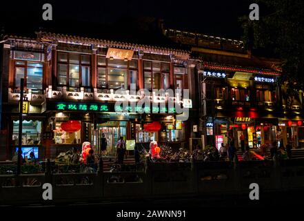 Réflexions de lumières dans l'eau la nuit, Houhai Imperial Lake, Xi Cheng Hutong District, Beijing, Chine, Asie Banque D'Images