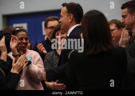 Taoiseach Leo Varadkar est embrassé par sa mère Miriam comme il le célèbre après avoir conservé son siège pour Dublin West au Centre communautaire de Phibblestown à Dublin comme le comptage se poursuit lors de l'élection générale irlandaise de 2020. Banque D'Images