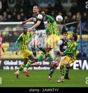 Londres, Royaume-Uni. 9 février 2020. Matt Smith de Millwall remporte une tête de page lors du match de championnat EFL Sky Bet entre Millwall et West Bromwich Albion à la Den, Londres, Angleterre, le 9 février 2020. Photo De Ken Sparks. Utilisation éditoriale uniquement, licence requise pour une utilisation commerciale. Aucune utilisation dans les Paris, les jeux ou une seule publication de club/ligue/joueur. Crédit: Uk Sports Pics Ltd/Alay Live News Banque D'Images