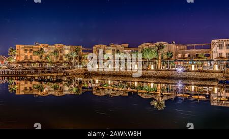 Hôtel égyptien en bord de mer et restaurants se reflétant dans le lagon sombre la nuit, el Gouna, Egypte, 16 janvier 2020 Banque D'Images