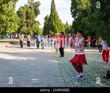 Les personnes plus âgées chinoises qui font de l'exercice dans la classe Tai Chi, Tiantan Park, Beijing, Chine, Asie Banque D'Images