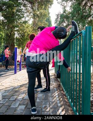 Personne chinoise qui exerce et étire la jambe, Tiantan Park, Beijing, Chine, Asie Banque D'Images