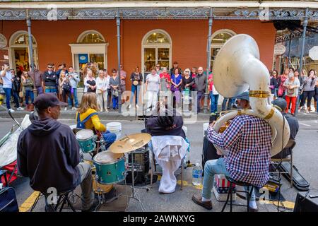 Musique live, touristes regardant un orchestre de rue chanter, musiciens de jazz jouant de la musique jazz pour les gens de Royal Street, la Nouvelle-Orléans, Louisiane Banque D'Images