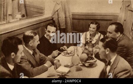 1934 , ITALIE : l'acteur de cinéma italien et réalisateur VITTORIO DE SICA ( 1901 - 1974 ) avec l'actrice GIUDITTA RISSONE ( 1895 - 1977 ) et quelques journalistes Banque D'Images