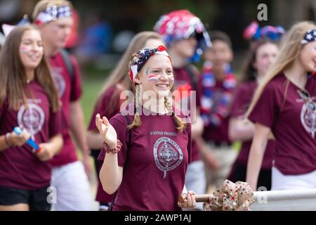 Arlington, Texas, États-Unis - 4 juillet 2019: Arlington 4 juillet Parade, les jeunes femmes agitant des drapeaux américains, et porter des chemises faisant la promotion du projet Ulster Banque D'Images