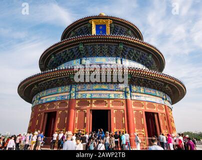 Touristes à Hall of Prayer pour De Bonnes Récoltes, complexe Temple of Heaven, Beijing, Chine, Asie Banque D'Images