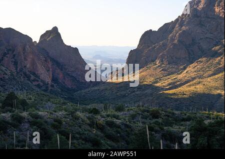 La fenêtre d'un point d'observation près du centre d'accueil du bassin de Chisos dans le parc national de Big Bend, dans l'ouest du Texas. Banque D'Images