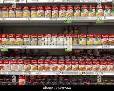 Orlando, FL/USA-2/6/20: L'allée de soupe de Campbells à une épicerie Publix avec une variété de Soupes de cloches de campettes attendant que les clients achètent. Banque D'Images