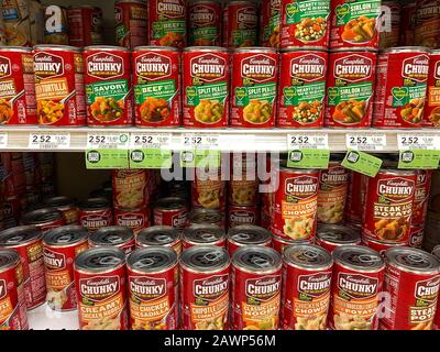 Orlando, FL/USA-2/6/20 : l'allée de soupe à grosse chunkers de Campbells à une épicerie Publix avec une variété de cloches de campbells Soupes à grosse chunky attendant les clients de pu Banque D'Images