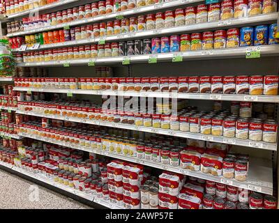 Orlando, FL/USA-2/6/20: L'allée de soupe de Campbells à une épicerie Publix avec une variété de Soupes de cloches de campettes attendant que les clients achètent. Banque D'Images