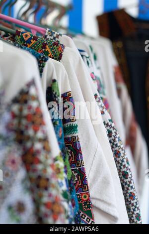 Chemises en vente. Broderies ukrainiennes pour femmes. Motif brodé national sur la manche d'une chemise en lin. Banque D'Images