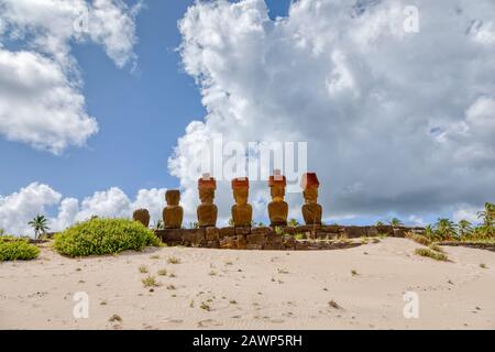 Vue arrière de la rangée de statues debout de moai sur Ahu Nao-Nao, plage d'Anakena, Parc national de Rapa Nui, côte nord de l'île de Pâques (Rapa Nui), Chili Banque D'Images