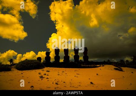 Vue arrière de la rangée de statues debout de moai sur Ahu Nao-Nao, plage d'Anakena, Parc national de Rapa Nui, côte nord de l'île de Pâques (Rapa Nui), Chili Banque D'Images