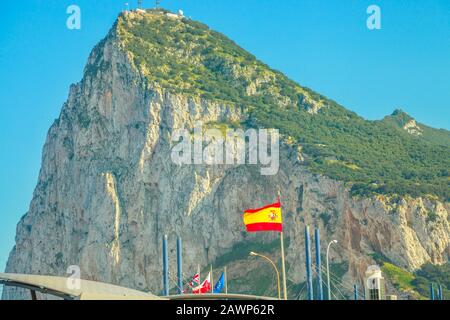 La frontière de Gibraltar, entre l'Espagne et l'Angleterre, vue sur la baie depuis le territoire espagnol en Espagne. Drapeaux de l'Europe, de l'Espagne et du Royaume-Uni ensemble. Banque D'Images