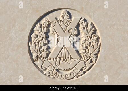 Le Propre emblème régimentaire de la Reine Cameron Highlanders (1793-1961) sur une pierre angulaire de la première Guerre mondiale au cimetière Tyne Cot de Zonnebeke, Belgique Banque D'Images