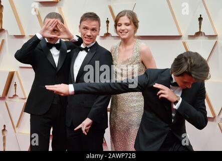 Los Angeles, États-Unis. 9 février 2020. (L-R) Bartosz Bielenia, Tomasz Zietek, Jan Komasa et Eliza Rycembel arrivent pour les 92ème prix annuels de l'Académie au Dolby Theatre dans la section hollywoodienne de Los Angeles le dimanche 9 février 2020. Photo de Jim Ruymen/UPI crédit: UPI/Alay Live News Banque D'Images