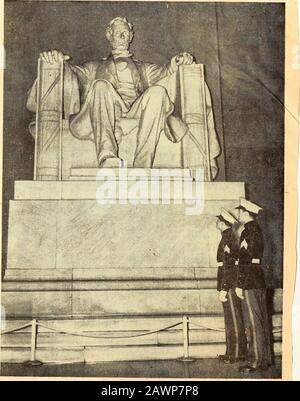 Statues du Mémorial Abraham LincolnLincoln . Le sanctuaire des libertés %$% et un demi-million de personnes qui se tiennent chaque année avant cette impressionnante statue austère au mémorial d'AbrahamLincoln à Washington, D. C, pourrait être un groupe plus dramatique que ce soldat, ses deux enfants et son père? En temps de guerre, ils ont présenté les Américains au sanctuaire des libertés. Jeudi, anniversaire de Lincolns, l'ensemble de la nation saule rappelé, de ce refuge dans lequel beaucoup d'Americansqui aiment le pays et Dieu ont trouvé l'inspiration et le repos. (U g corps de Slgnaj de l'armée p^oto). Mariner PAT HOMMAGE À TdNHnT/NT Twn mq Banque D'Images